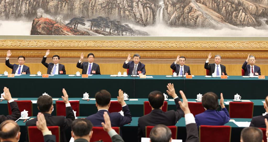 10月15日,中国共产党第二十次全国代表大会主席团在北京人民大会堂举行第一次会议。习近平同志出席会议并作重要讲话。